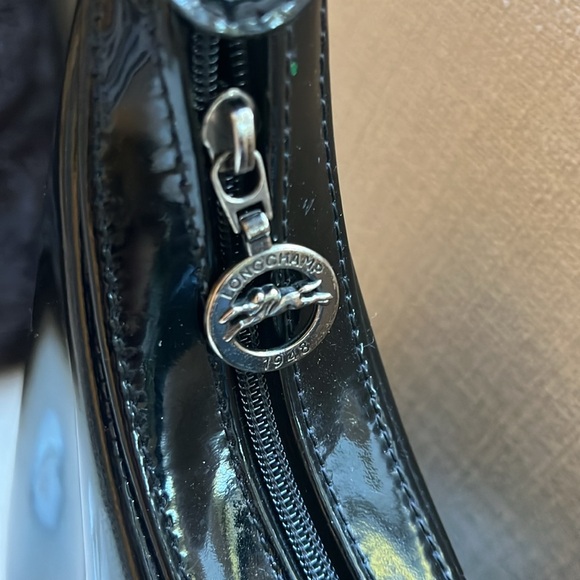 Longchamp patent leather hobo in black - Picture 3 of 12